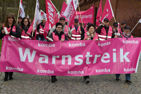 komba Kolleginnen und Kollegen bei der Kundgebung zum Start der zweiten Verhandlungsrunde, 11. und 12. April 2016 in Potsdam (Foto: © Friedhelm Windmüller, dbb)