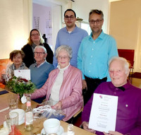 Vorn im Bild: Uwe Jensen (zweiter von links) und Willi Nanz (rechts) mit Ehefrauen. Dahinter Mitglieder des Kreisvorstandes: Sandra Stauch, Nils Birkenfeld und Tarik Ahmed.